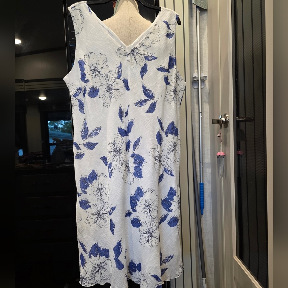 CHARLIE B White and Blue Floral Midi Dress - Picture 3 of 8